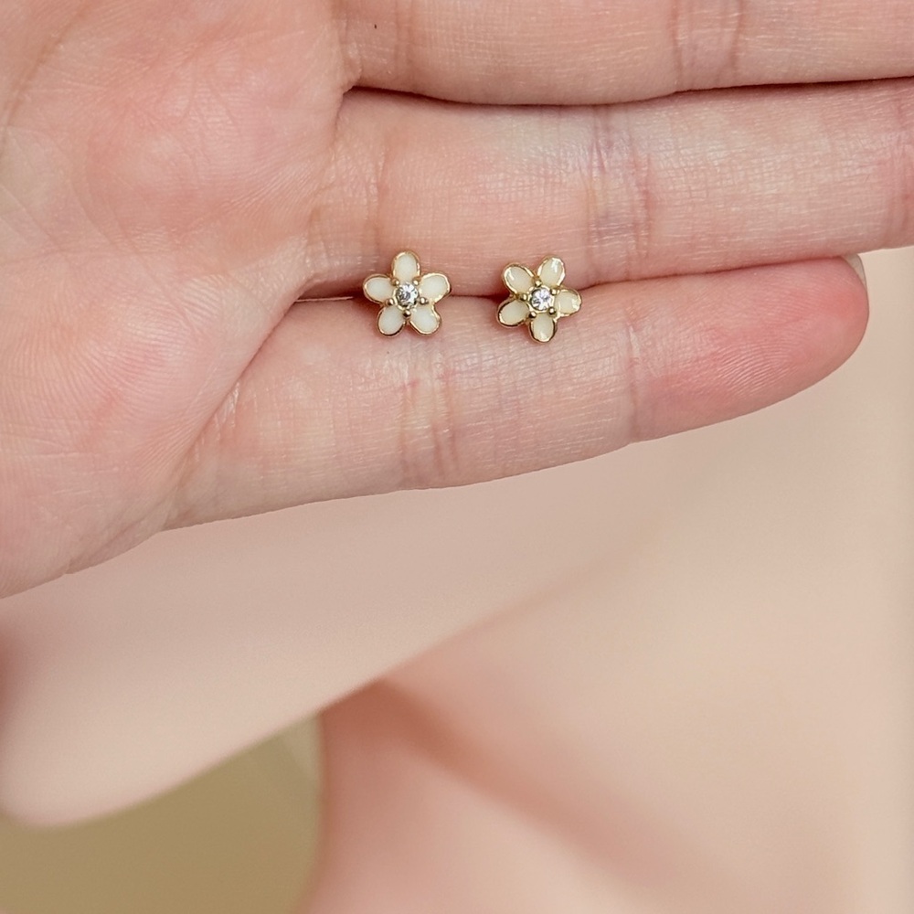Delicate Cream Flower Stud Earrings with Gold Accents
